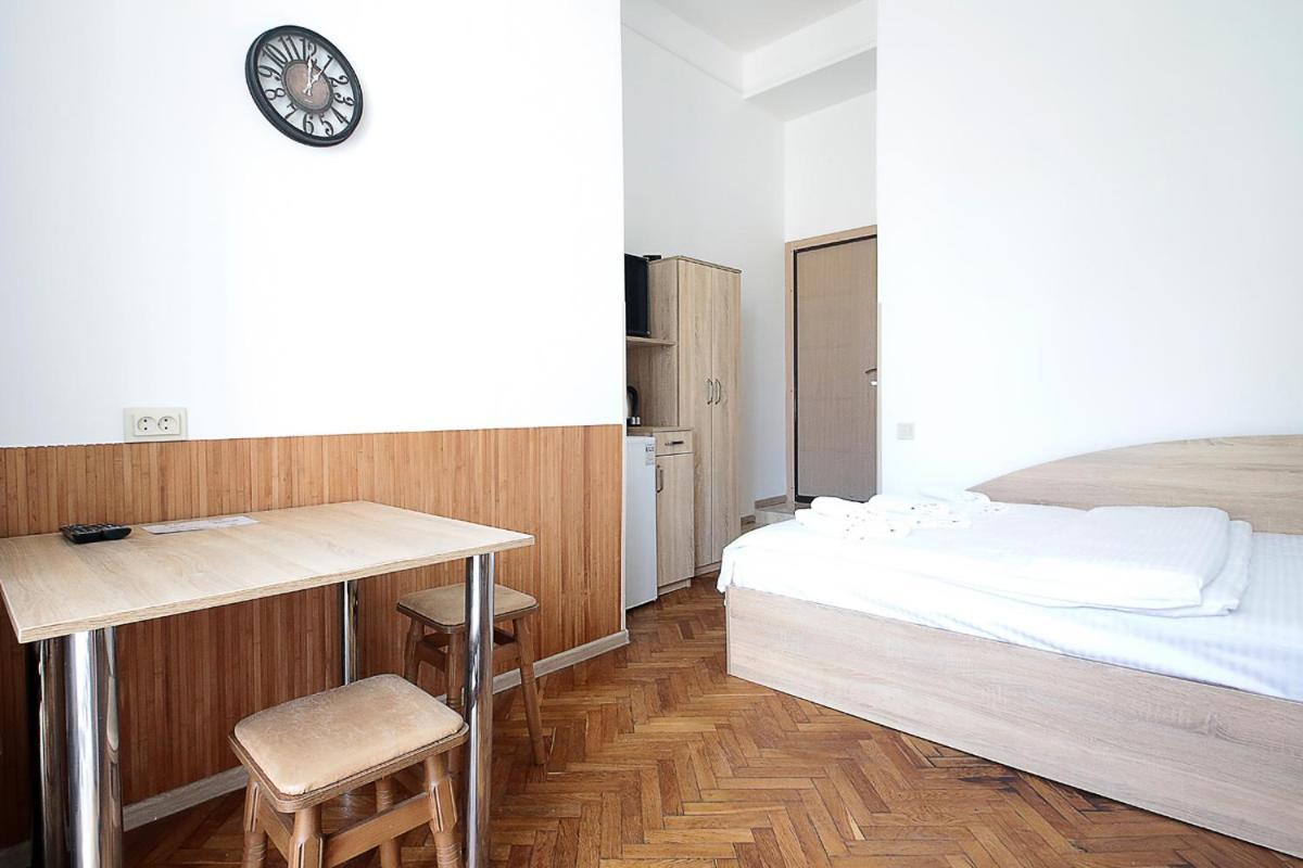 Buk Apartments On Doroshenka 29 Lviv Buitenkant foto